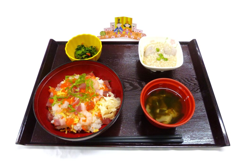 令和8年3月の行事食『ちらし寿司』